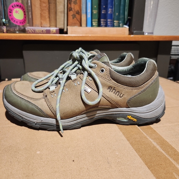 AHNU hiking shoes - Picture 3 of 6